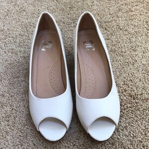 JG SZ 5.5 white open toe shoes.